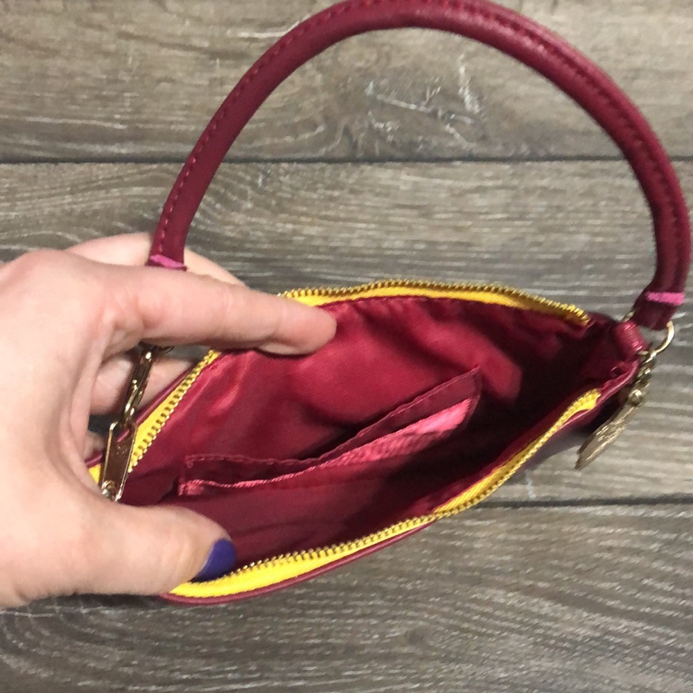 Harry Potter Gryffindor burgundy wristlet - Picture 2 of 3